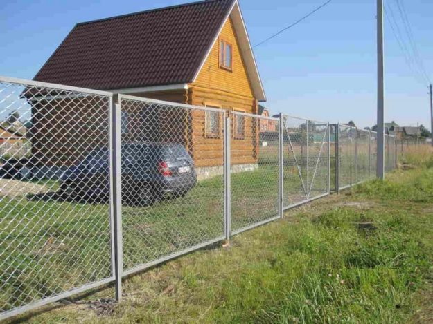 из чего сделать забор дешевый и красивый забор на даче фото