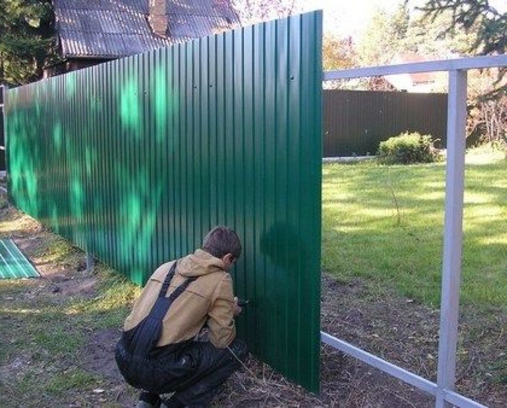 построить забор на даче из профнастила